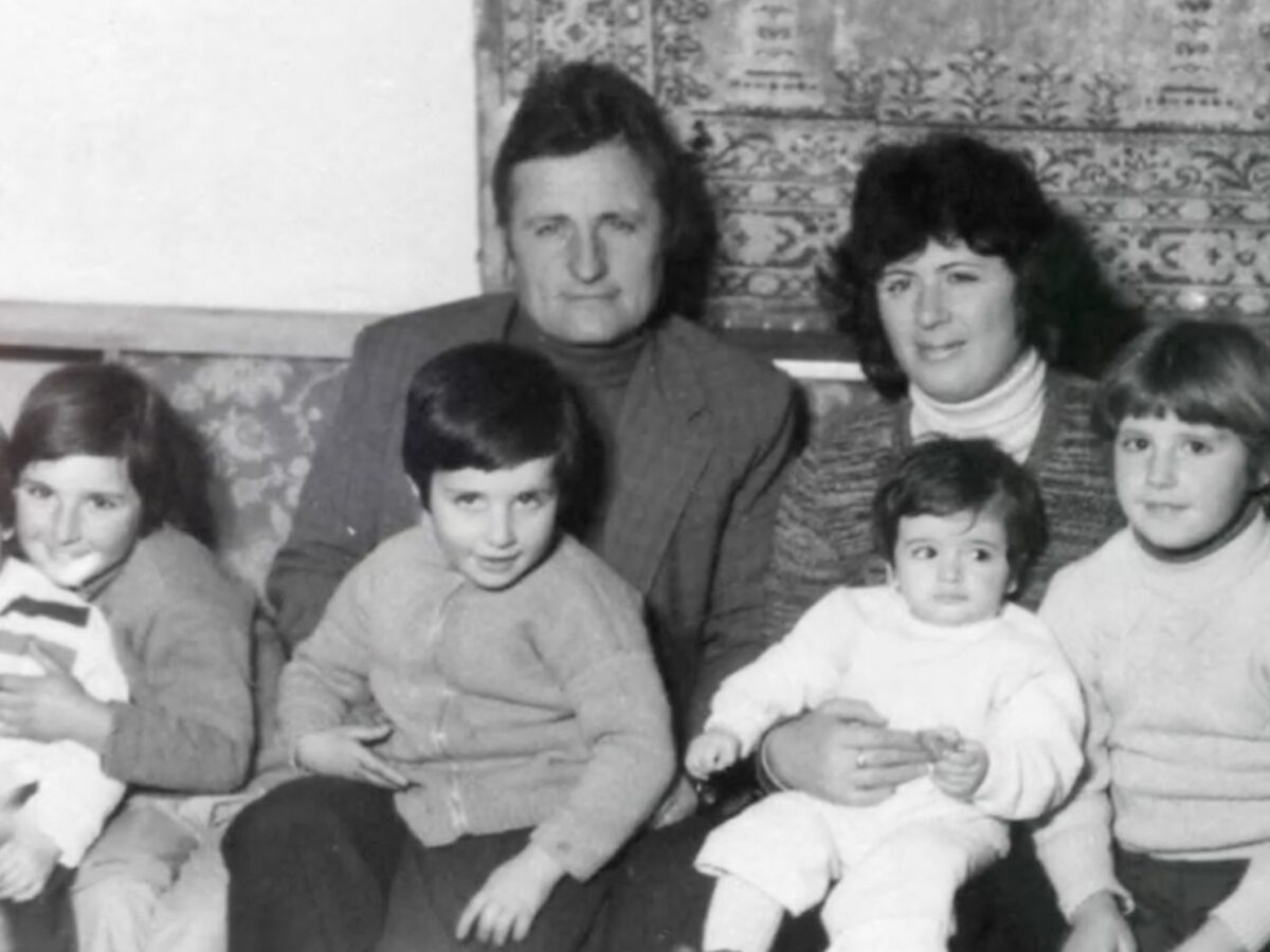 Documentary cinematography — archival family portrait, 1970s